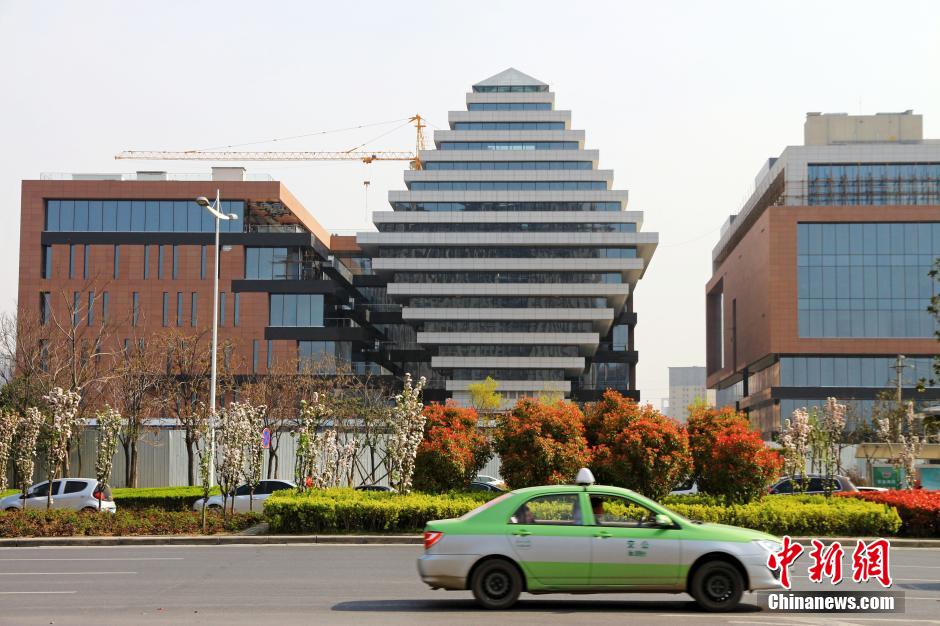 河南一在建楼房酷似陀螺