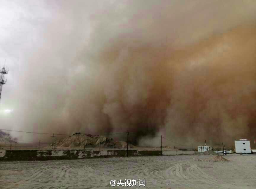 青海格尔木遭沙尘暴袭击