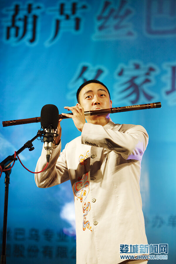 家里的亲戚有的是学校的音乐老师,有的是演奏家,在他们的熏陶之下,黄