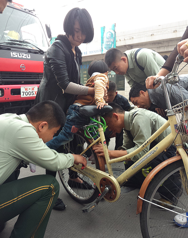 女孩脚卡自行车 消防紧急救援-自行车-台州频道
