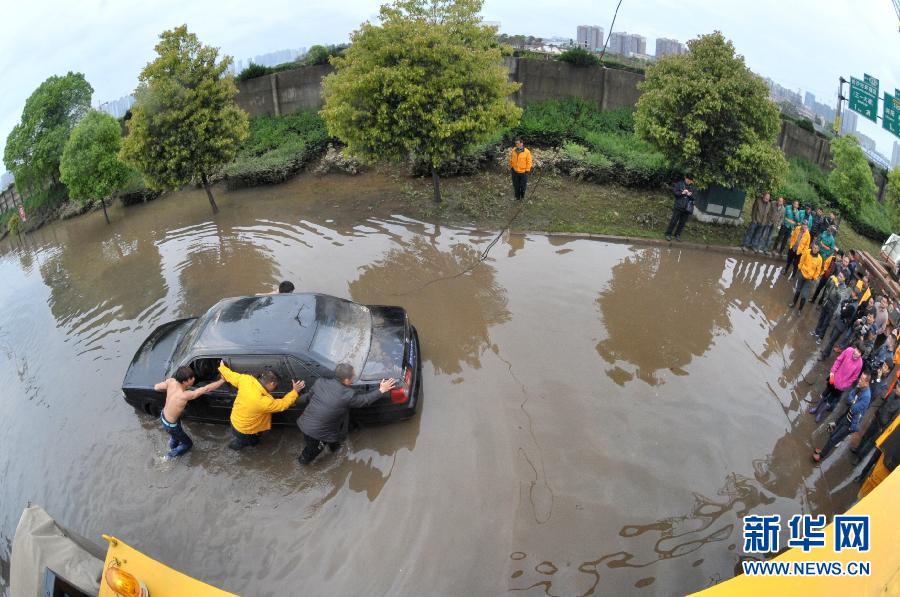 长沙:暴雨袭城水淹车