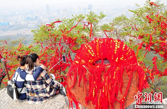 济南千佛山顶现同心锁