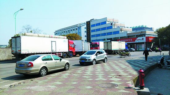 马路成了停车场 市民出行存隐患