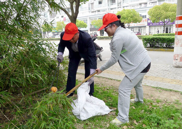 桐乡城市公交党员志愿者参与共建社区垃圾清理