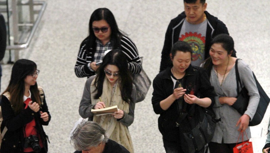  刘亦菲 休闲装扮出机场 遭 粉丝 围堵索签名-刘亦