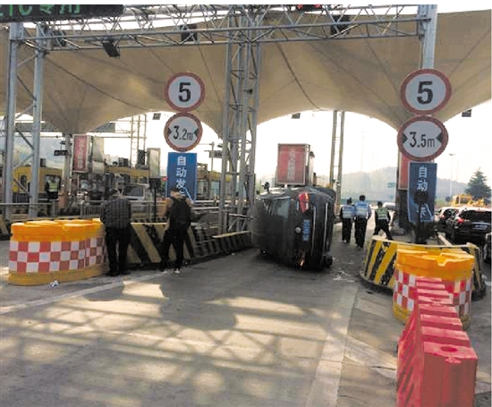 上高速取卡挂着倒车挡 一脚油门撞到路缘车翻了--金华频道