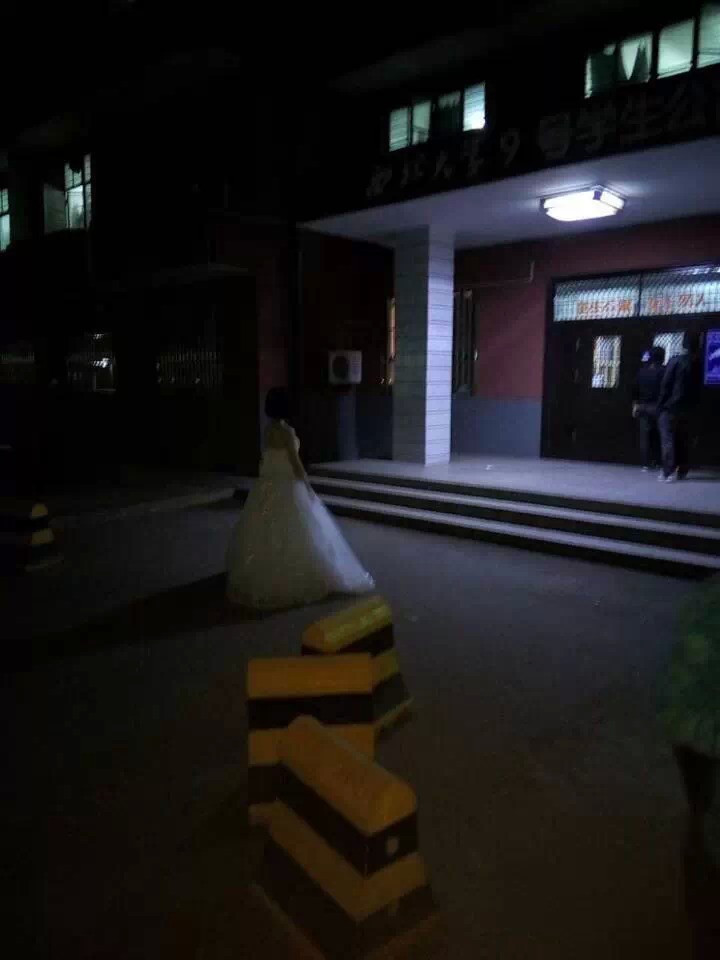 女大学生穿婚纱表白,宿管阿姨拒开门