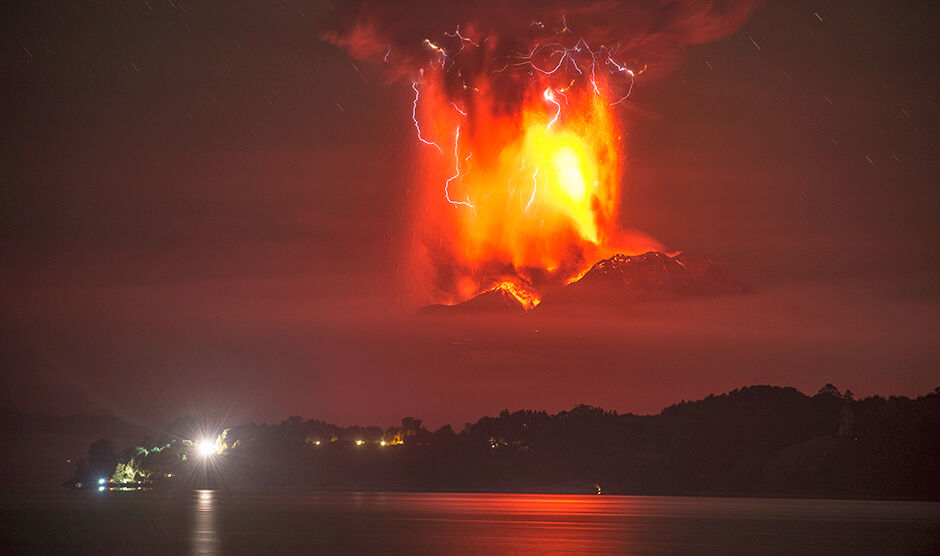 智利卡尔布科火山再次喷发火光漫天电闪雷鸣