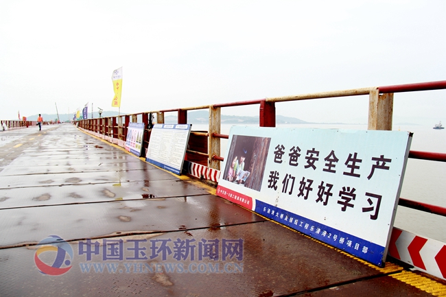 的安全生产标语. "每天进场施工,看到这样的标语,我们就会高清图片