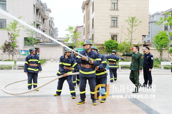 江北派出所组织西范小区消防队开展消防演练-