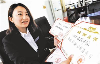 昨天,北京市庆祝“五一”国际劳动节暨表彰劳动模范和先进工作者大会在京召开,北京市顺义区国有资本经营管理中心的80后担保业务员张平成为了新一届的北京市劳模。