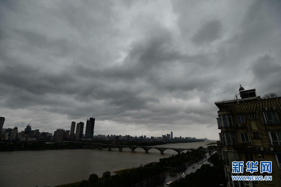长沙降温降雨云盖城