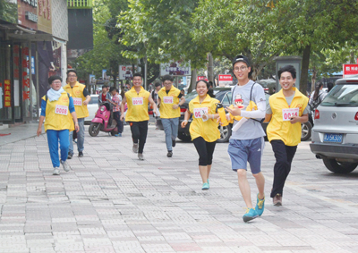 网络红人“奶茶妹妹”携美女校友相约上清华-网络红人“奶茶妹妹”携美女校友相约上清华,章泽天,李姝慧,学生会主-黄岩新闻网