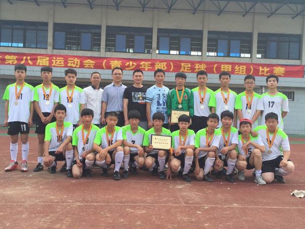 桐乡市青少年男子甲组足球队在嘉兴市摘银