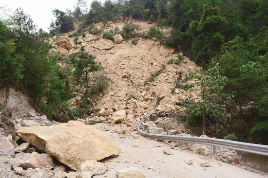 永康大寒山大面积山体滑坡