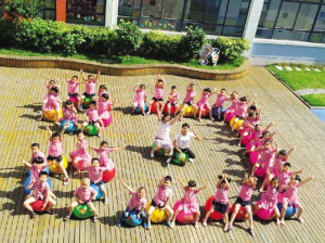 仙湖幼儿园为孩子拍摄创意毕业照