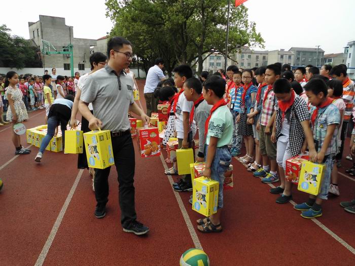 黄泽镇团委、妇联、关工委联合开展关爱留守
