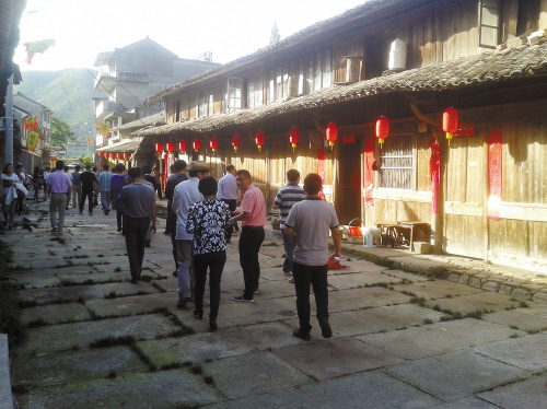 5月21日,在黄岩区平田乡桐外岙村,一些村民在高山上兴办"民宿型农家乐