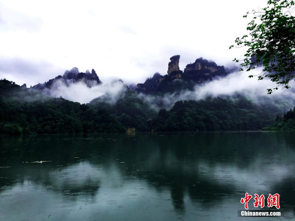 张家界雨雾飘渺引游客