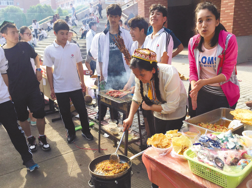 校园美食节引来众食客