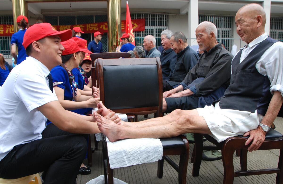 足浴店员工关爱老人 爱心公益走进敬老院--温岭新闻网