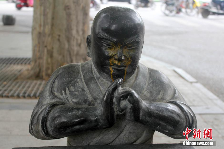 郑州少林武僧石雕遭破坏