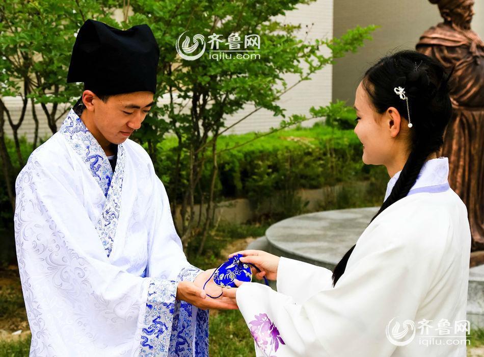 烟台一高校重温端午习俗