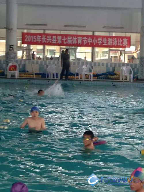 龙山中学夺县第七届体育节游泳比赛初中组冠军