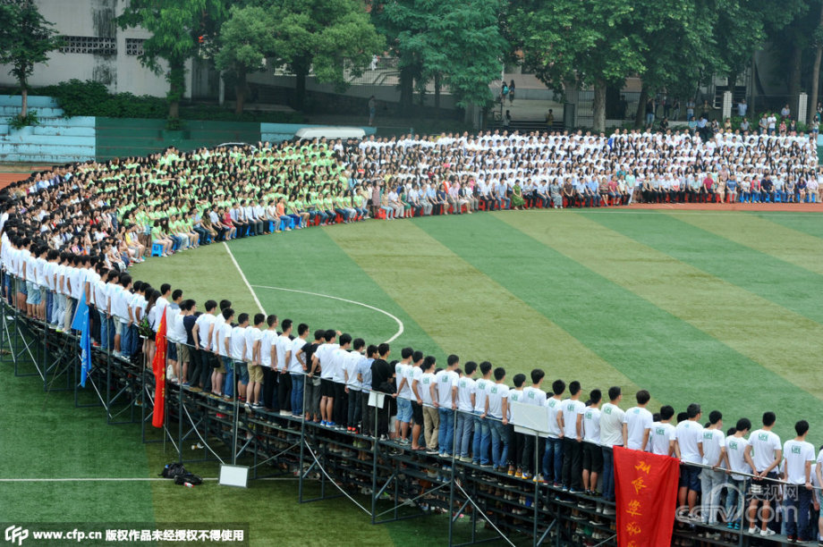 华中师大拍十米长毕业照