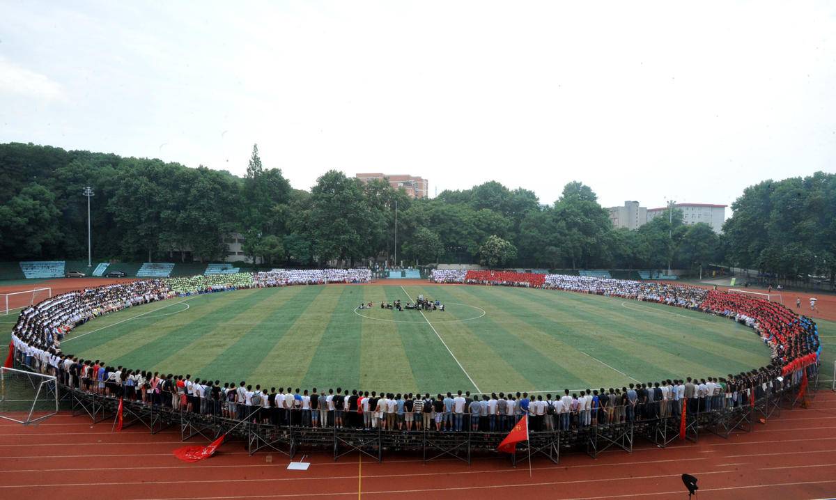 武汉4500名大学生拍全景毕业照 单张照片5G