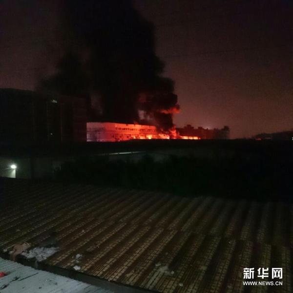 福建泉州一工厂发生火灾