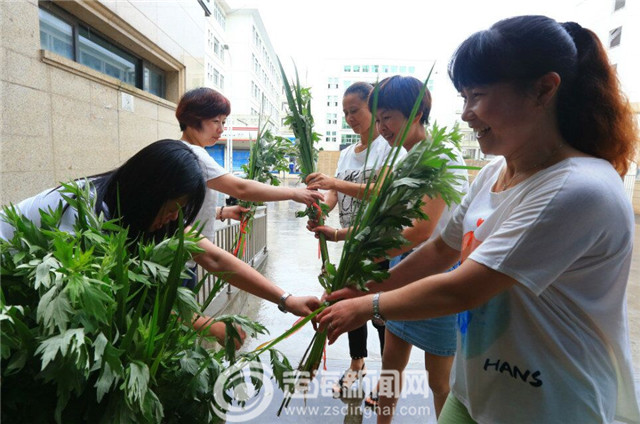 挂菖蒲送艾草迎端午