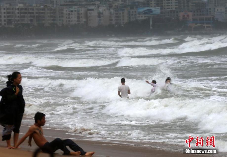 台风“鲸鱼”海南掀大浪