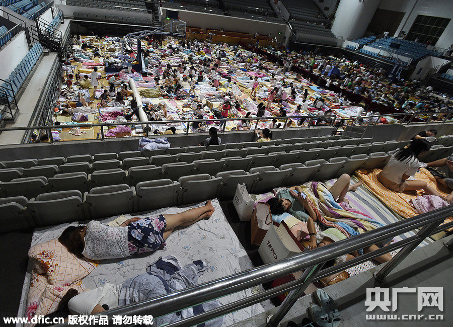 华中师大学生体育馆过夜