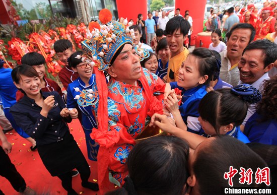 一商户开业财神爷助阵