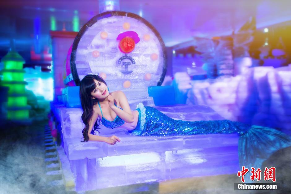 性感美女化身“美人鱼”
