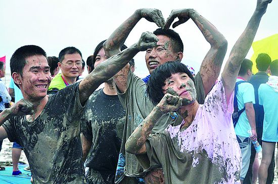 滩涂竞技 感受泥上运动乐趣