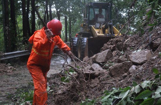 我市多条道路受灾公路抢险刻不容缓