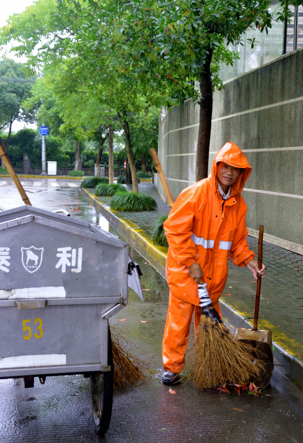风雨中的清洁工,点赞!