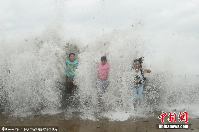 游客看海被巨浪“追拍”