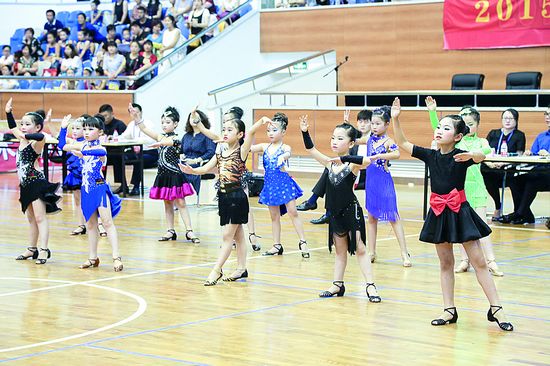 体育舞蹈锦标赛开赛 近500名选手秀舞技