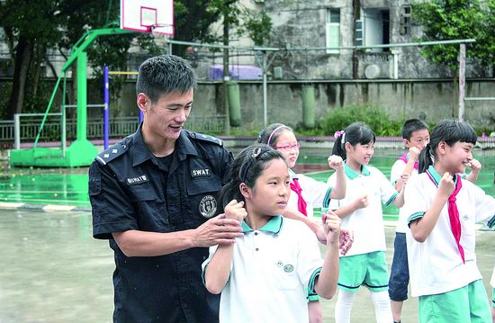 警营开放日 学生学擒拿