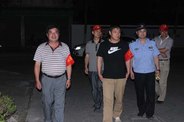 杨家门社区开展夏季平安夜巡防活动