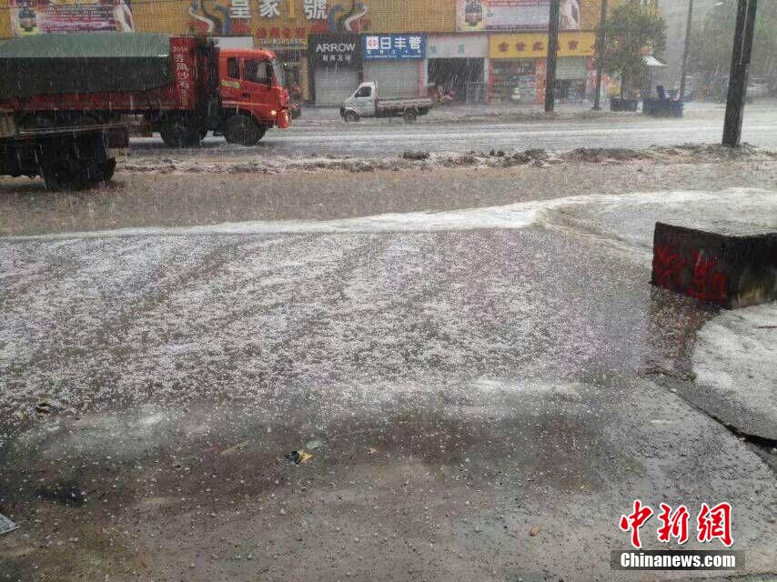 四川旺苍遭遇冰雹袭击