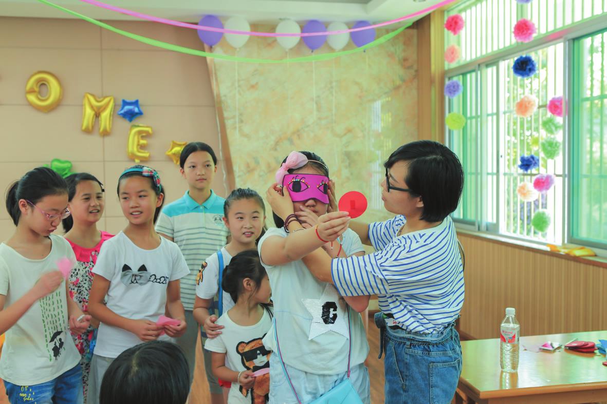 小朋友在参加蒙眼贴鼻游戏