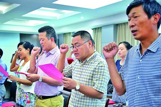 25位新任人民 陪审员宣誓就职