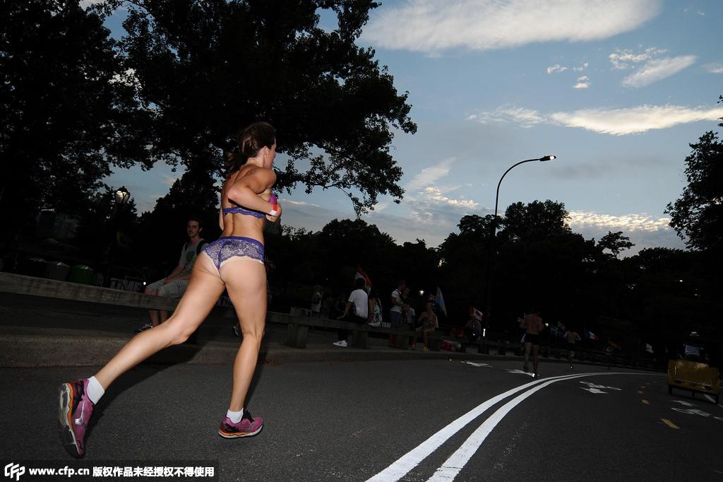 纽约内衣跑欢乐开赛 <em>俊男美女</em>半裸狂奔-内衣,半