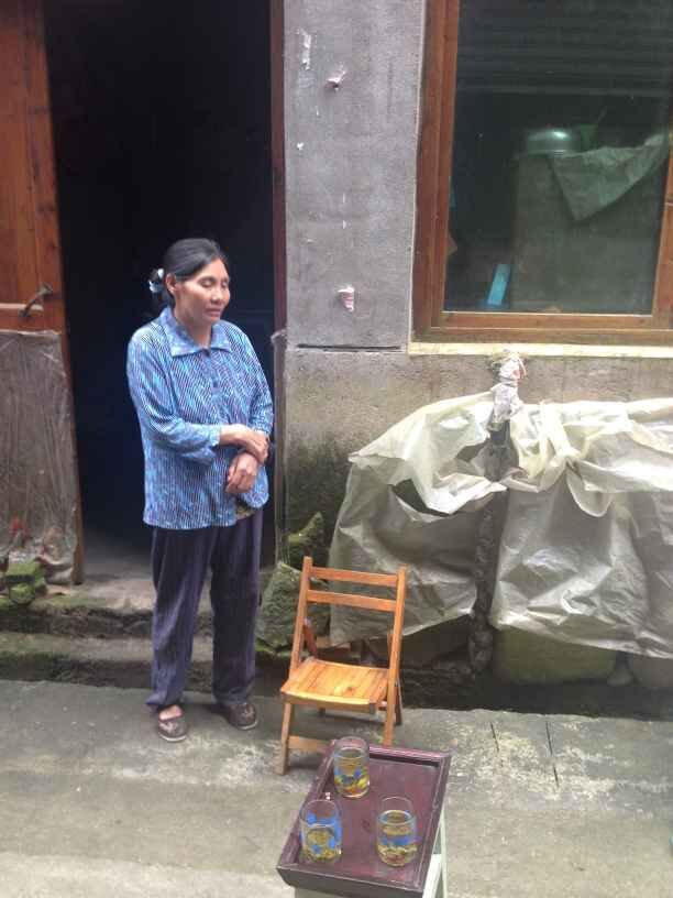 [浙江新闻]瞧这位老人，没有借钱给她，她却硬要还我千元