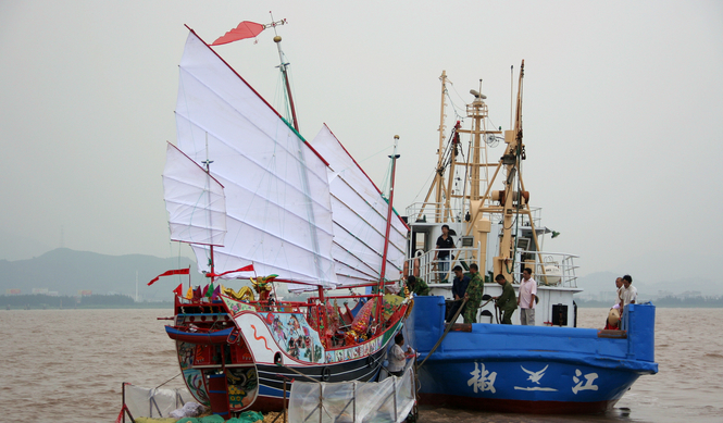 百年习俗!大暑节台州椒江人民在马路上扛着渔