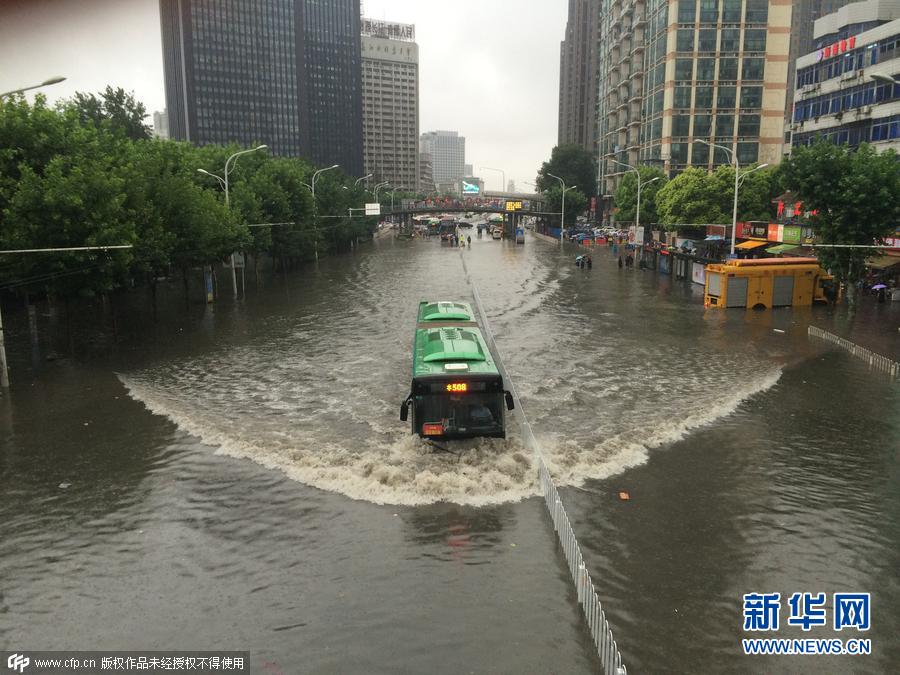 武汉城区遭暴雨变